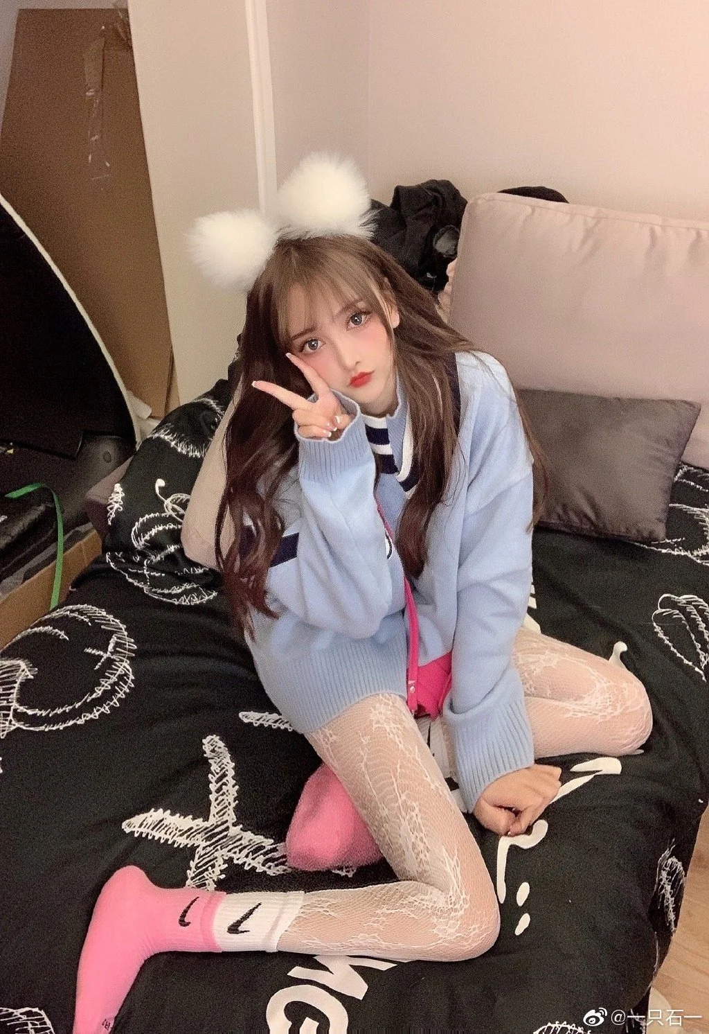 暗调晚风修身长裙室内侧影