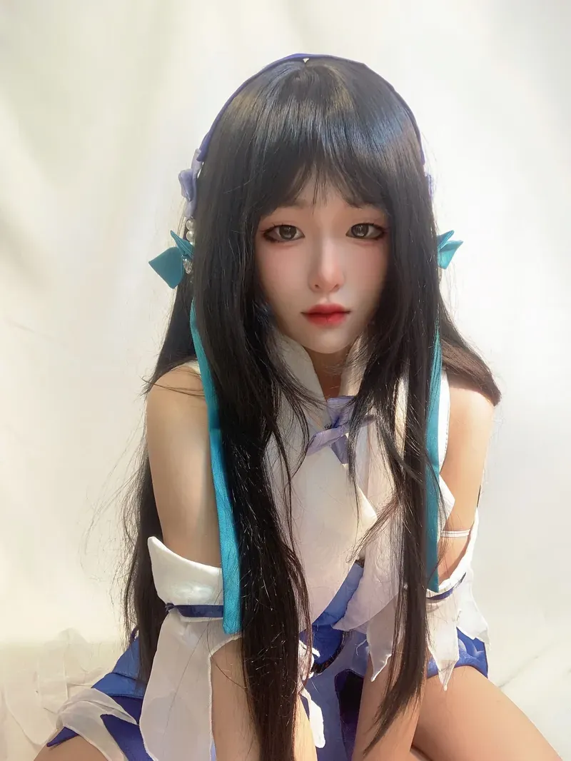 桃谷若姬子角色写真风格作品参考 黑色长发搭配浅色角色服装的造型照片