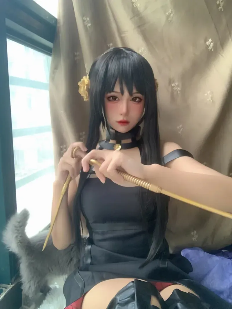 桃谷若姬子角色写真风格作品参考 黑色服装搭配道具姿态的角色造型照片