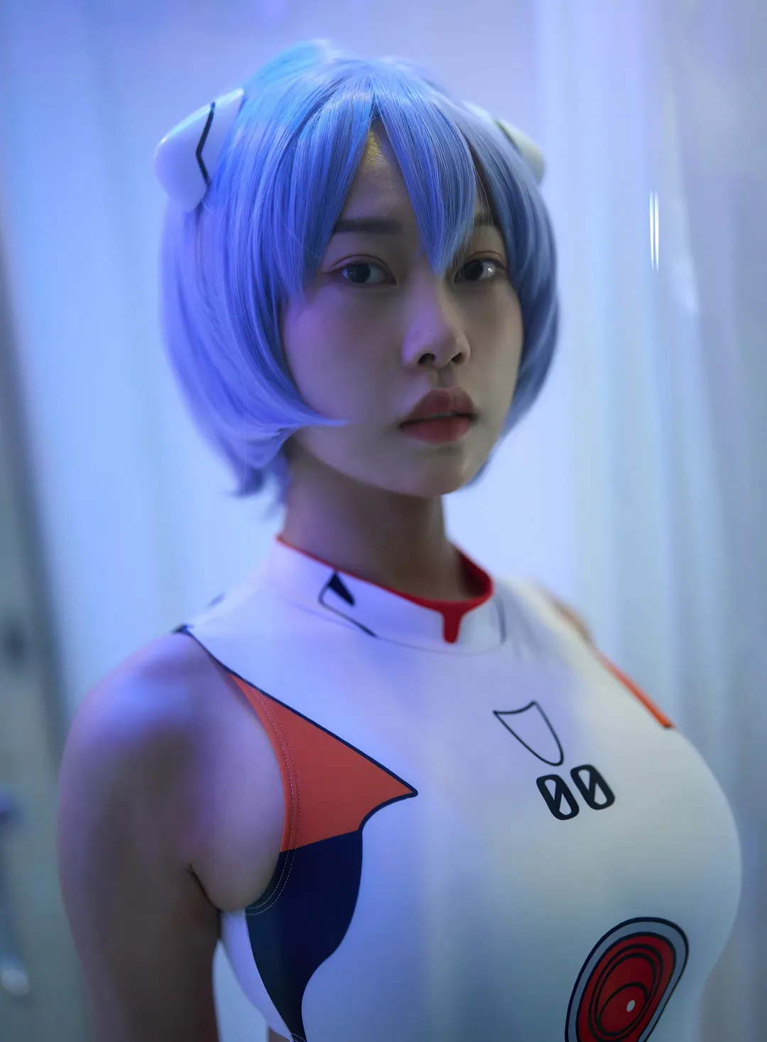 缇娜美佩戴浅蓝短发假发身穿白色战斗服特写