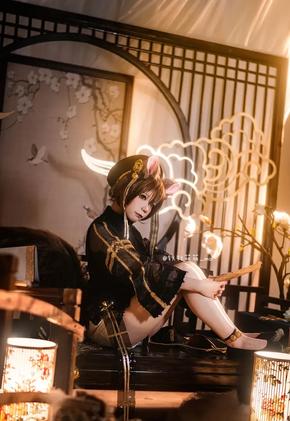 王胖胖u cosplay角色写真风格作品整理 暗色服装搭配角色配件的室内坐姿照片
