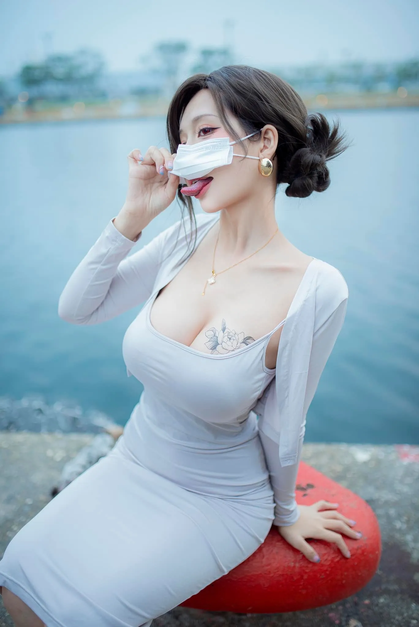 无欲无求的推土君COS角色风格整理 人物穿白色服装在水边环境拍摄的户外照片