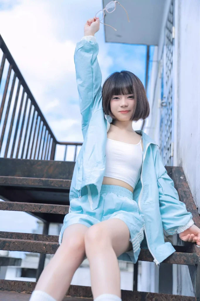 晓晓可可爱cosplay写真风格作品整理 浅蓝色运动服装搭配户外楼梯场景的写真