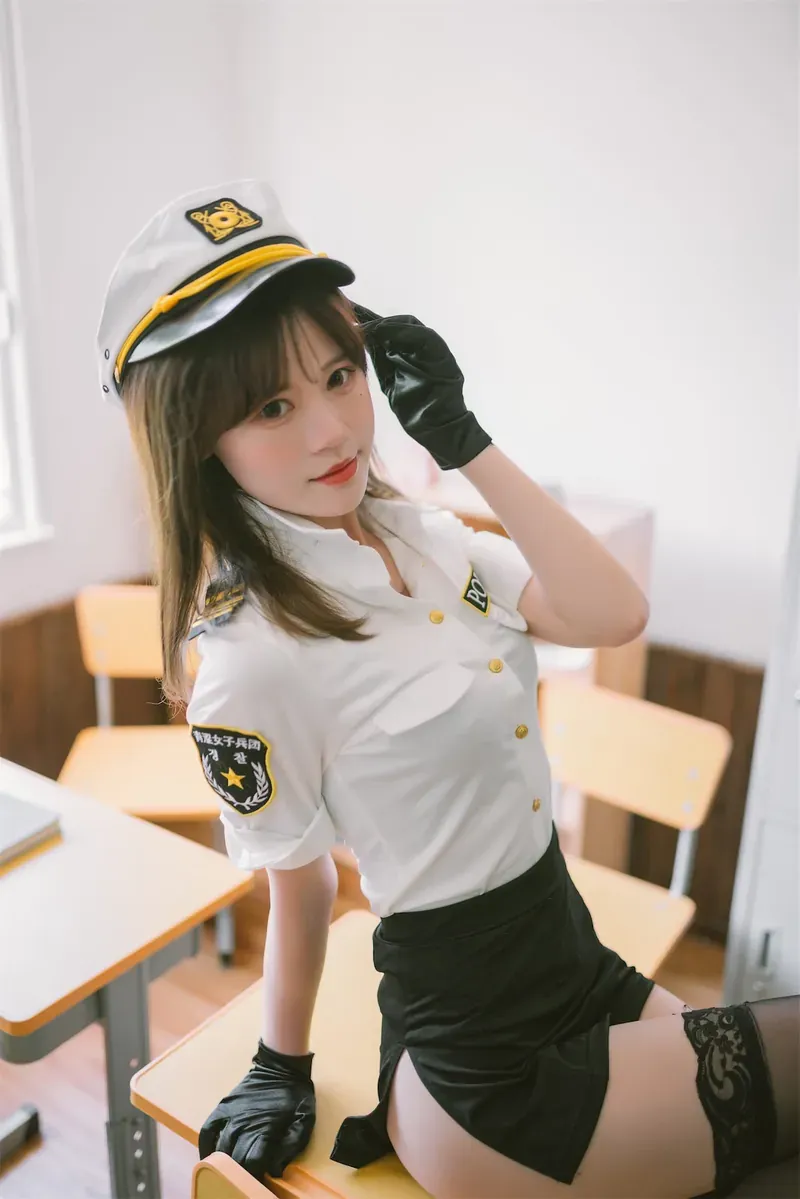 星黛鹿鹿角色造型专题作品参考 室内空间中的白色制服COS造型