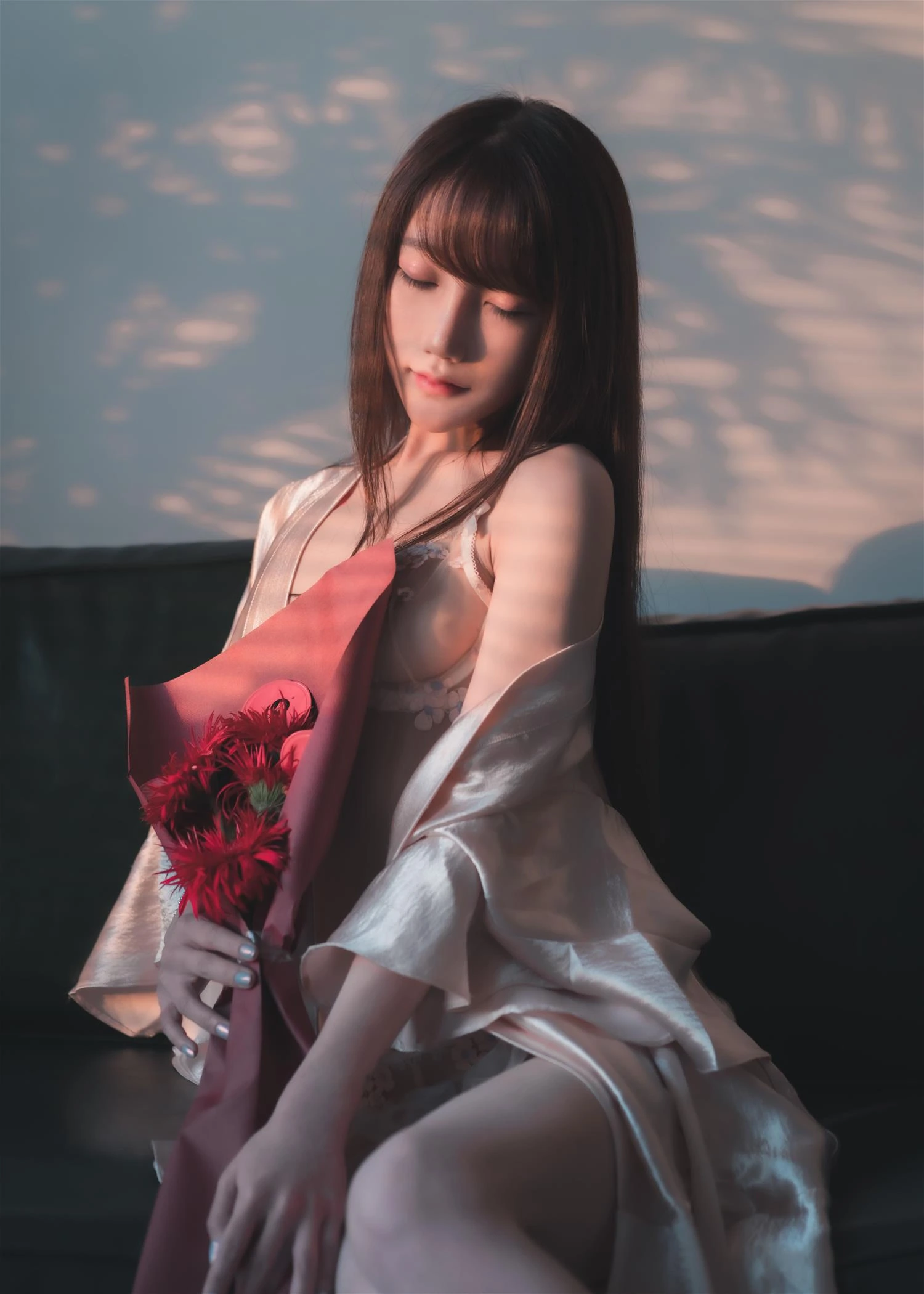 星野咪兔cosplay风格作品参考 白色裙装搭配花束的户外清新风格照片
