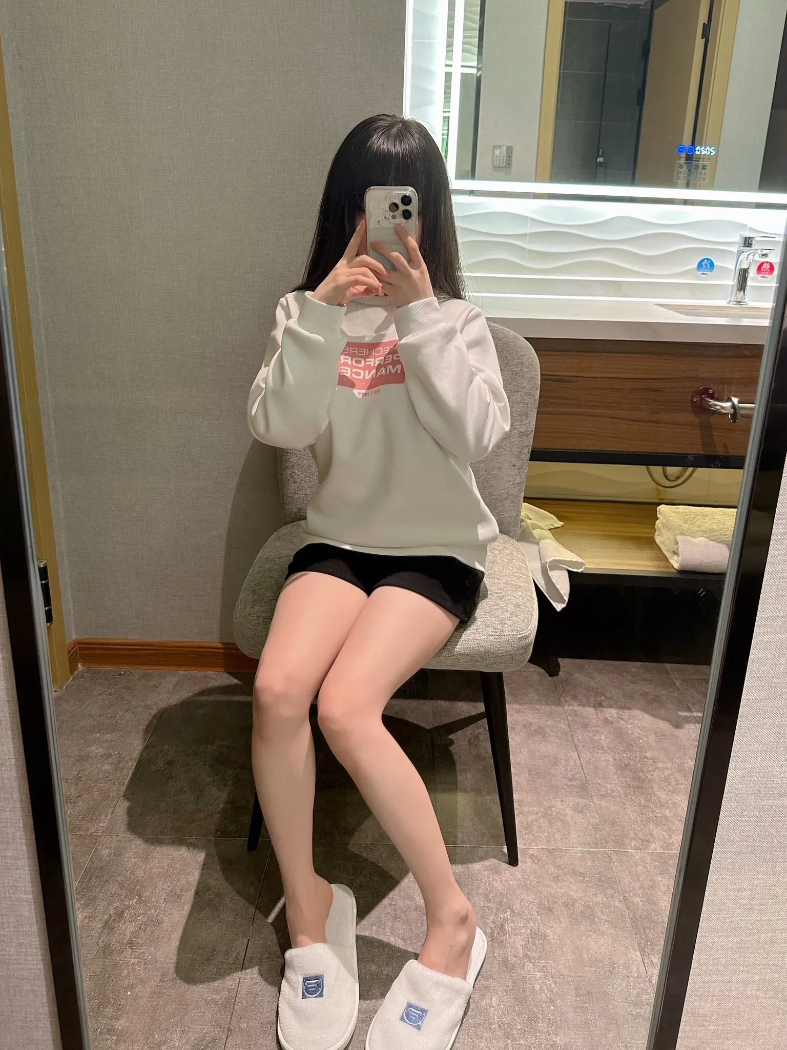 瑶瑶今天又失眠了Lolita风格作品参考 室内镜面自拍中的白色上衣日常造型