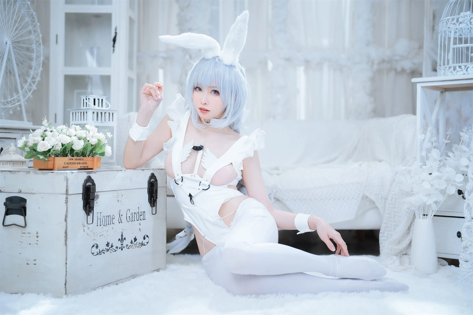 樱岛嗷cosplay角色写真风格整理 白色兔耳造型搭配明亮空间