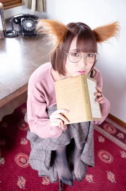 月城委員会cosplay 猫耳制服风格作品参考 双马尾猫耳造型搭配眼镜和书本的室内写真