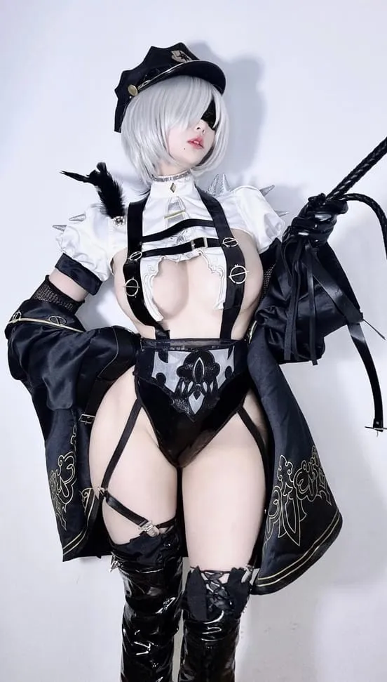 章鱼小童谣白色短发机械纪元角色扮演，黑色军帽与束带服装