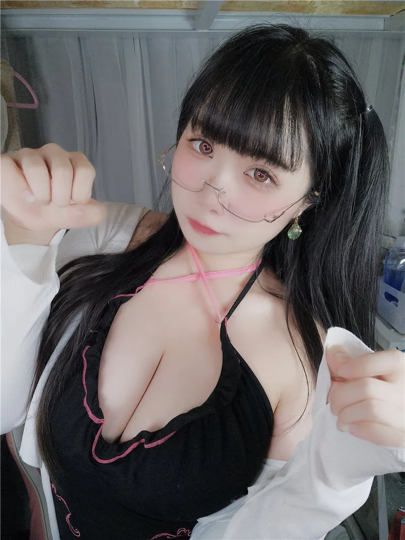 贞子蜜桃黑发双马尾佩戴细边眼镜身穿黑色吊带上衣