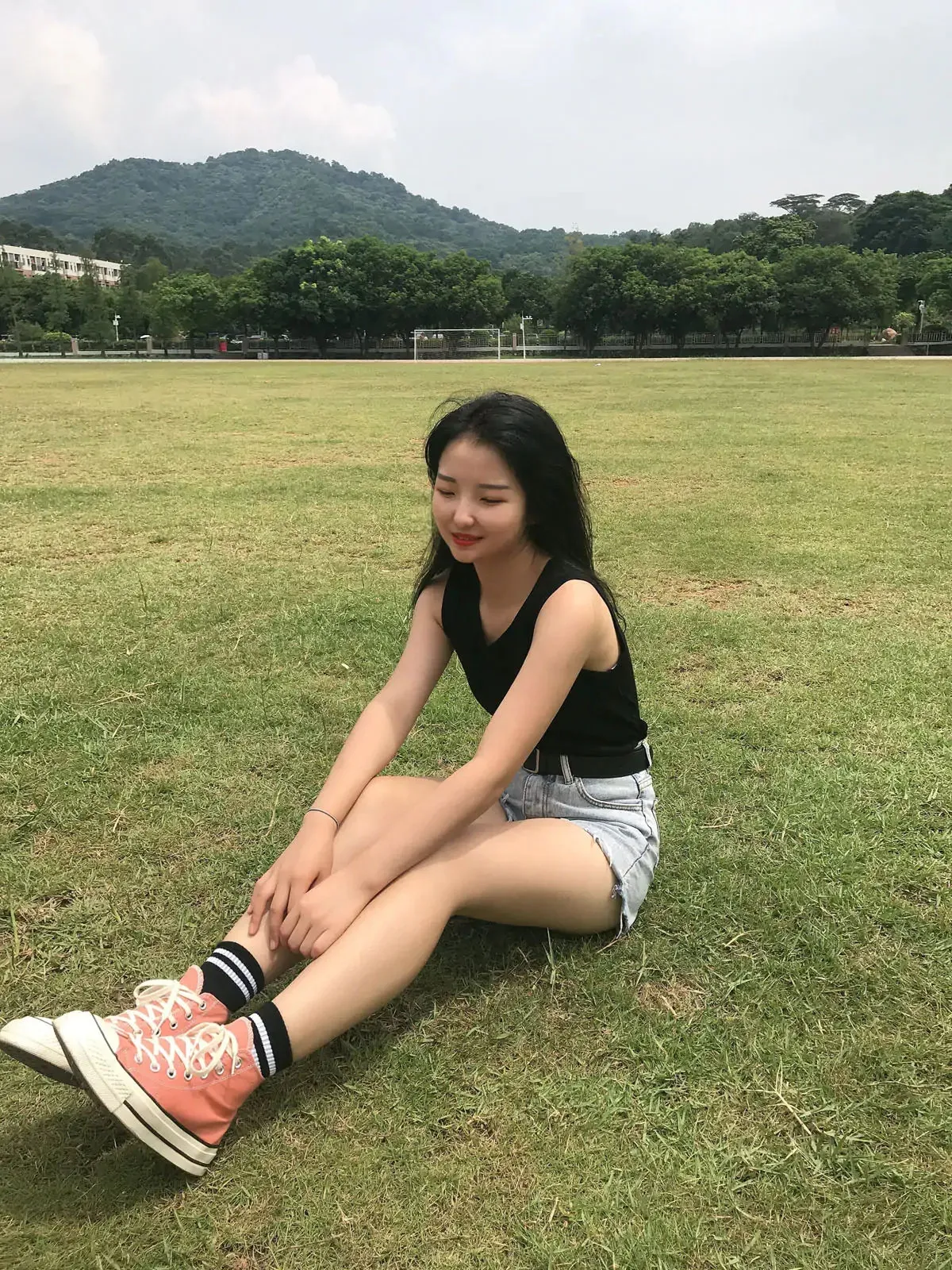 最爱帆布鞋 cosplay 生活风格作品参考 黑色上衣牛仔短裤搭配彩色帆布鞋的草坪造型